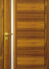 Полосатый тиковый шпон на межкомнатной двери